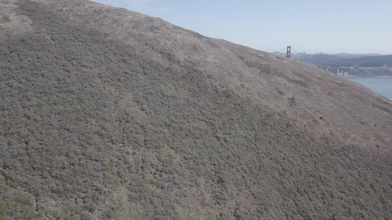 toma aérea de drones de la colina que revela el puente golden gate san francisco