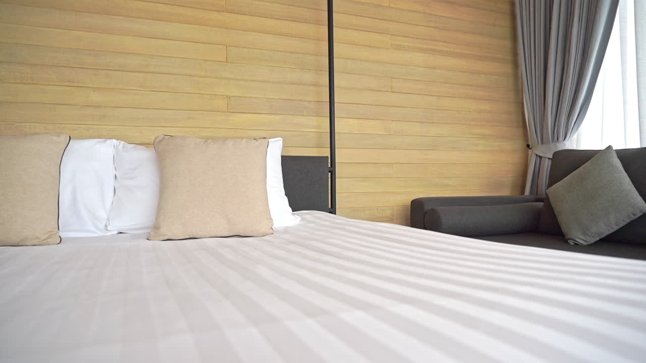 대형 호텔 스위트룸 침대에서 팬