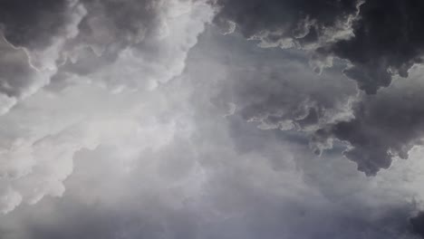 4k 閃電的光線在黑暗的天空和雲端,雷暴