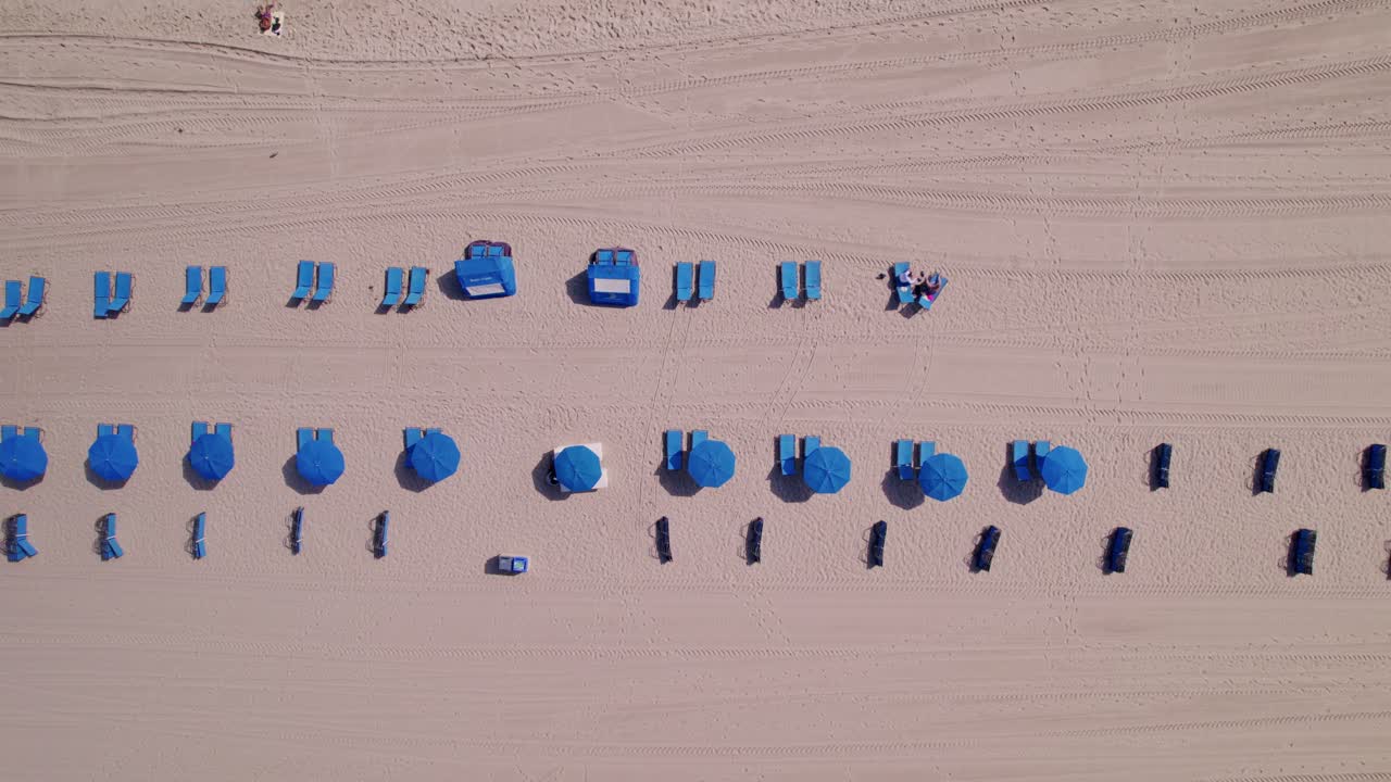 파란색 의자와 우산과 함께 해변의 공중 풍경 파란 물 파란 하늘 나무 ft