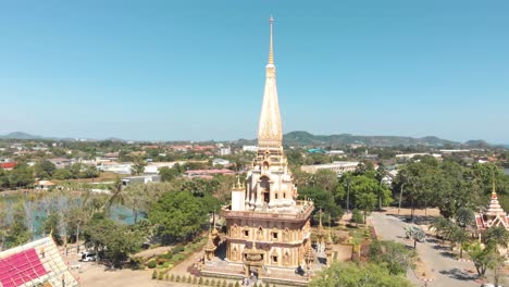 Templo-Budista-Wat-Chalong-En-El-Distrito-De-Mueang-Phuket-En-Tailandia---Toma-Panorámica-Aérea-En-órbita