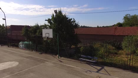 Cancha-De-Baloncesto-De-Verano-Vacía-Y-Banco-Al-Lado