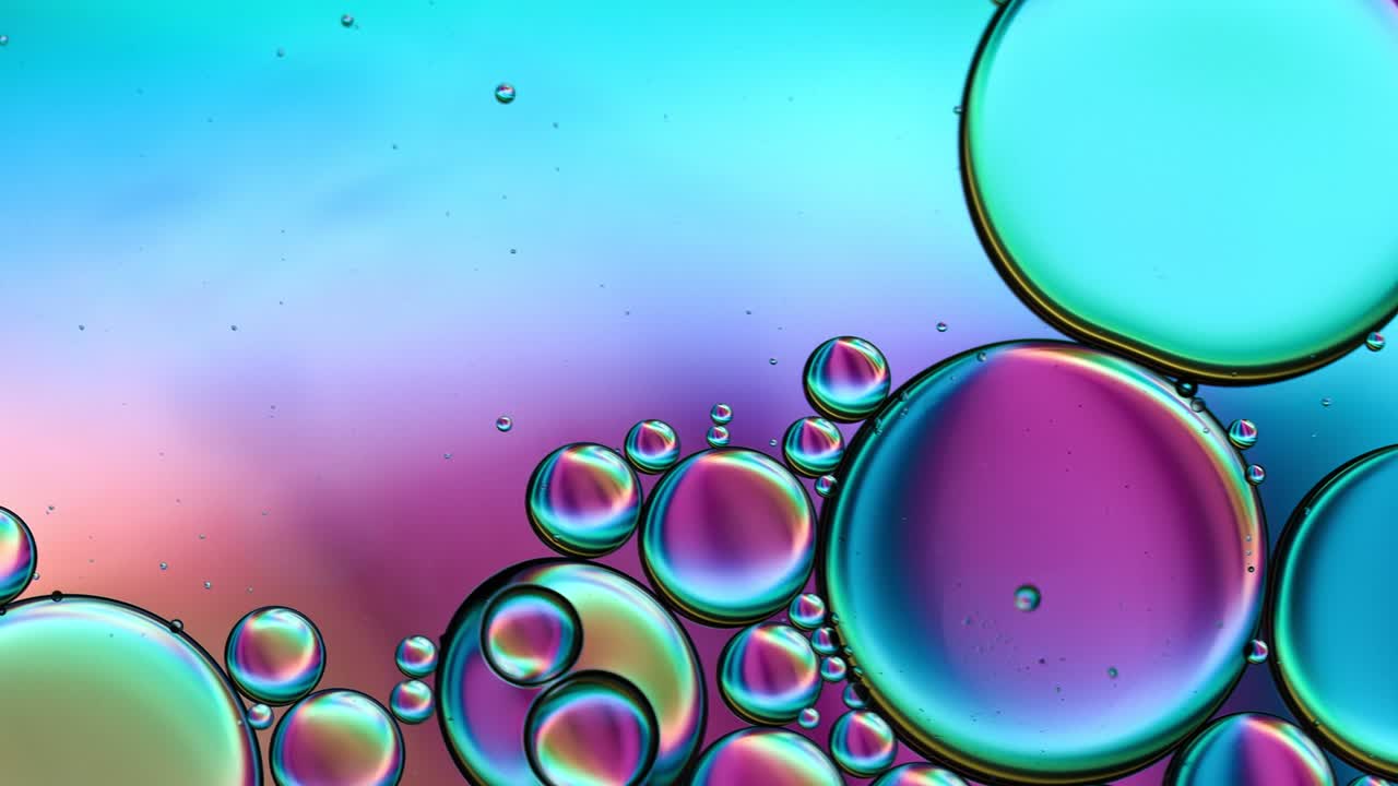 추상적인 다채로운 음식 기름 방울 거품과 구가 흐르고