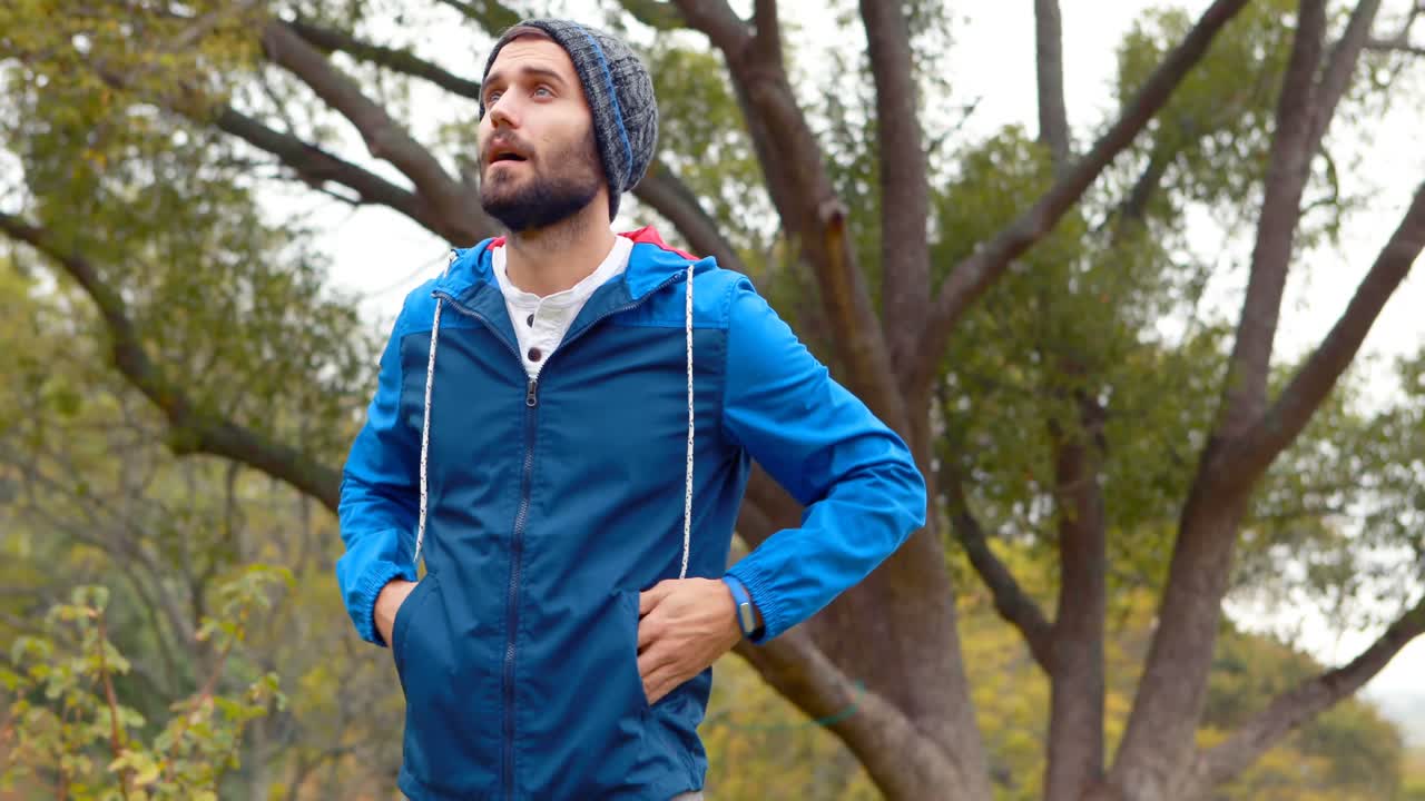 손목 시계 에 시간을 확인 하는 남자