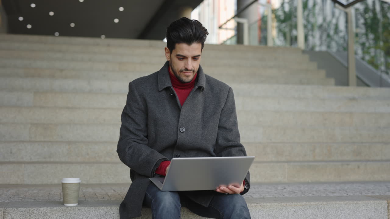 hombre trabajando en una laptop al aire libre