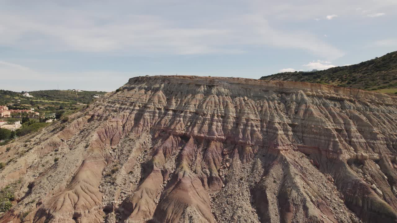 promontorio de basalto de rocha negra contra praia da luz, algarve