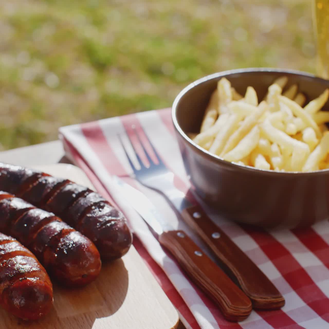 tres sabrosas salchichas ahumadas a la parrilla con patatas fritas
