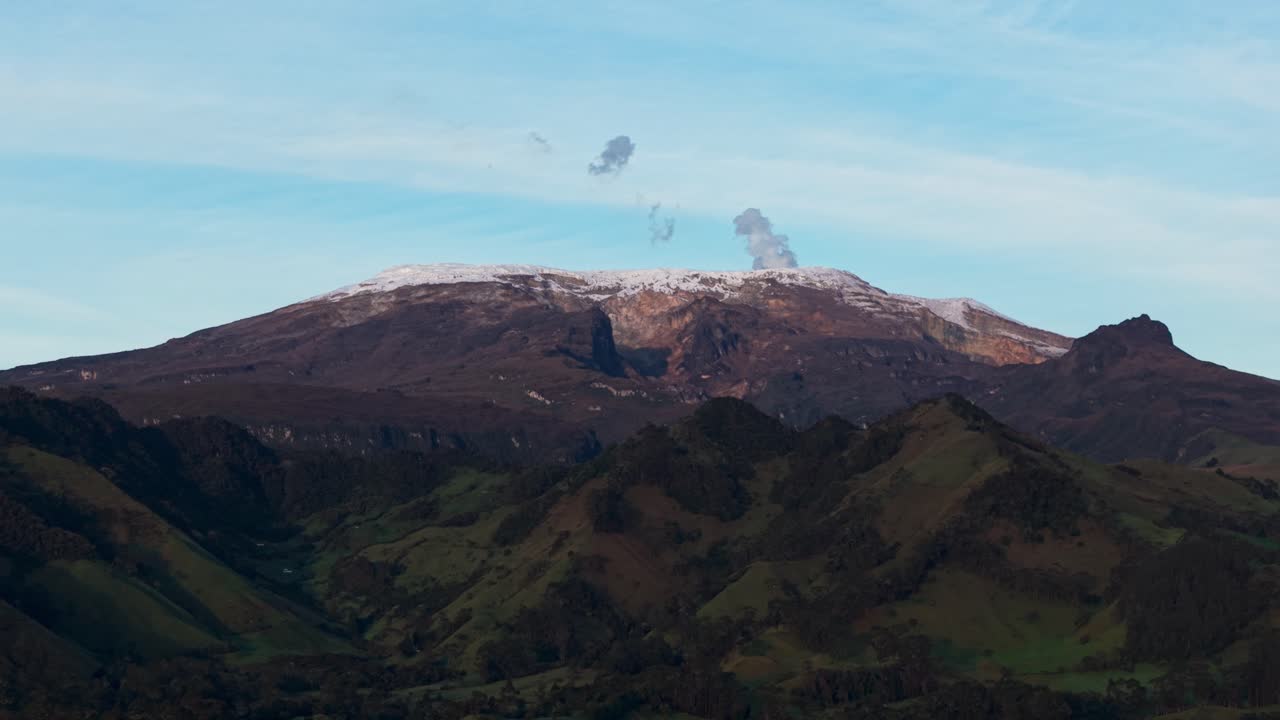 Majestätische Luftaufnahme des Vulkans Nevado del Ruiz, der Rauch ausstößt, mit schneebedeckten Gipfeln in Kolumbien