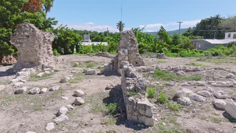 muros de piedra y escombros dejados en las ruinas del convento de la merced en pueblo viejo, azua, república dominicana