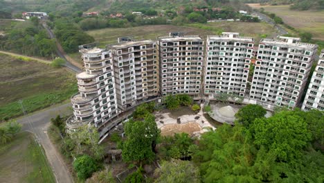 Complejo-De-Apartamentos-Abandonados-En-Jaco-Costa-Rica