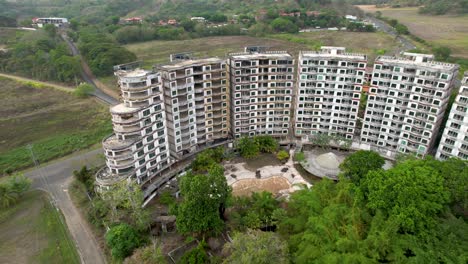 complejo de apartamentos abandonado en jaco costa rica