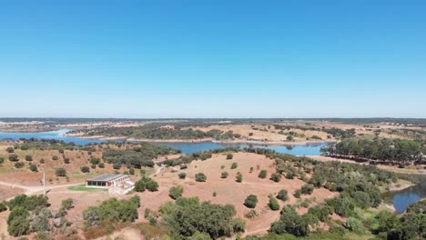 Vista-Al-Lago-Desde-La-Montaña-En-La-Región-De-Alentejo,-Portugal