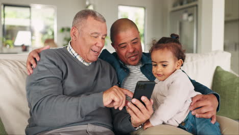 Abuelo,-Papá-Y-Niña-Con-Un-Teléfono-Inteligente