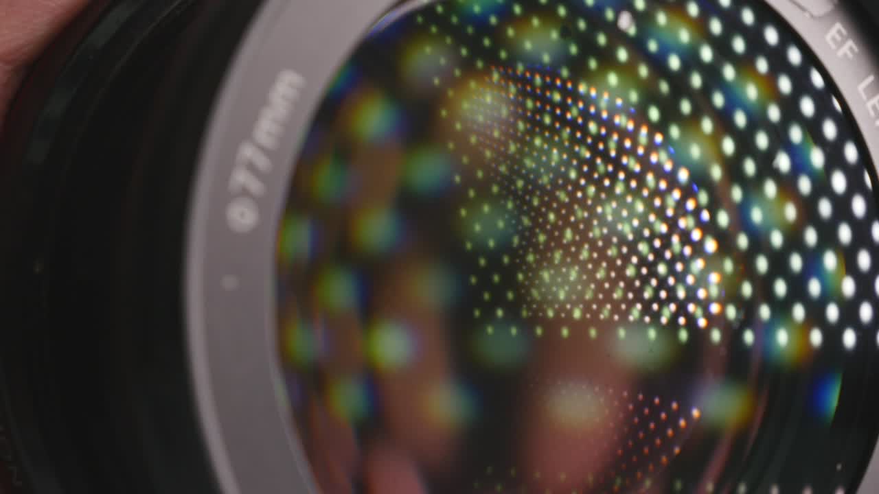 카메라 렌즈가 확대 및 축소됩니다.