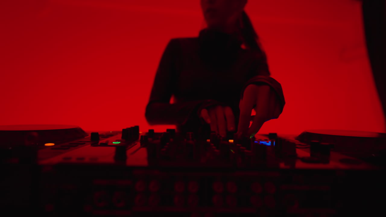 dj mezclando música en un tocadiscos