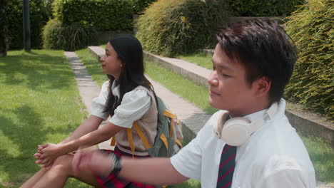adolescentes asiáticos enamorados