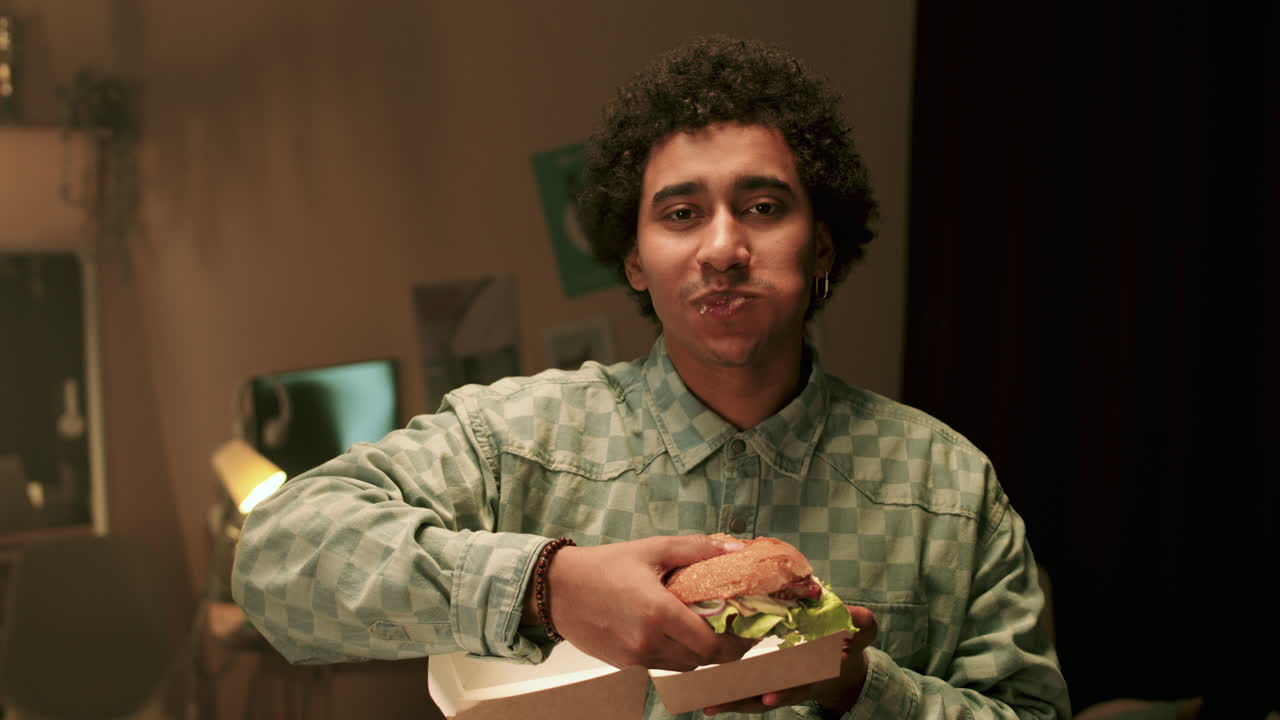 hombre comiendo hamburguesa