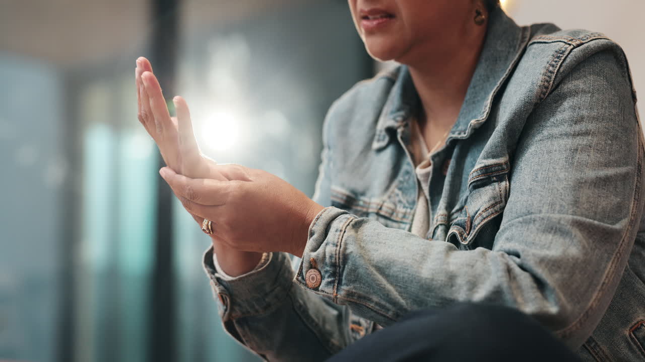 mujer con dolor en la mano