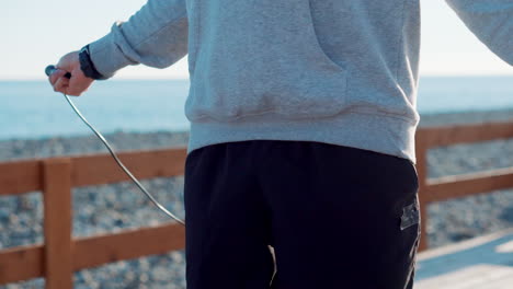 hombre saltando la cuerda en la playa