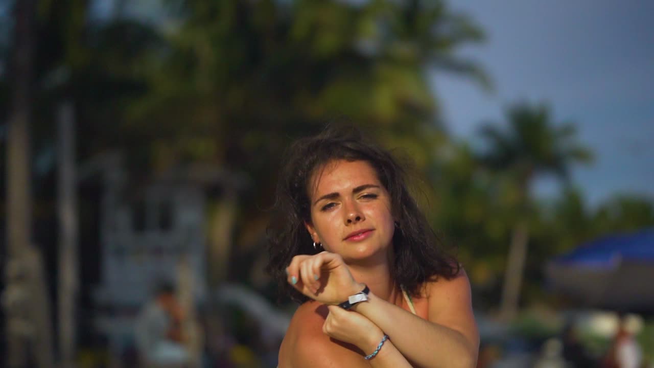 Ritratto di una bella giovane donna caucasica che balla in spiaggia a Cancun, Messico.