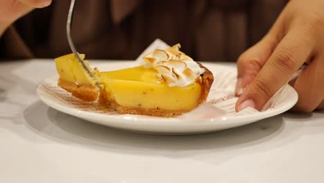 se está comiendo tarta de limón.