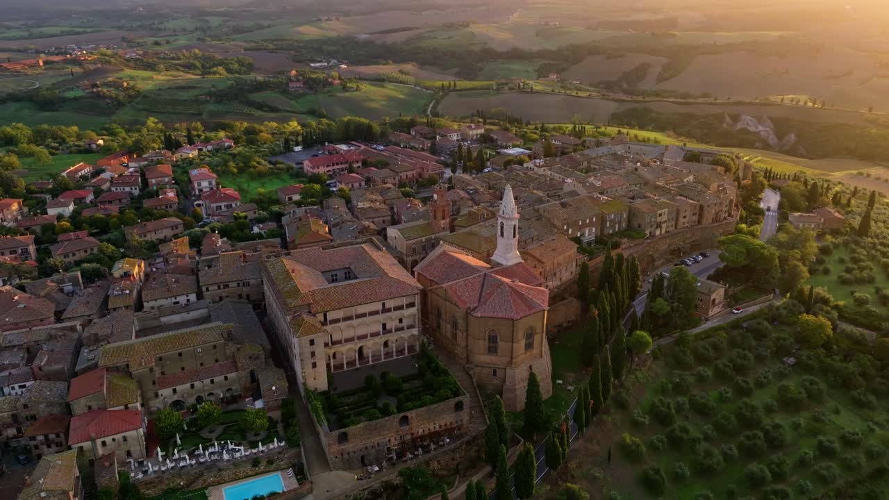 aérea sobre la ciudad de pienza al atardecer, provincia de siena, italia