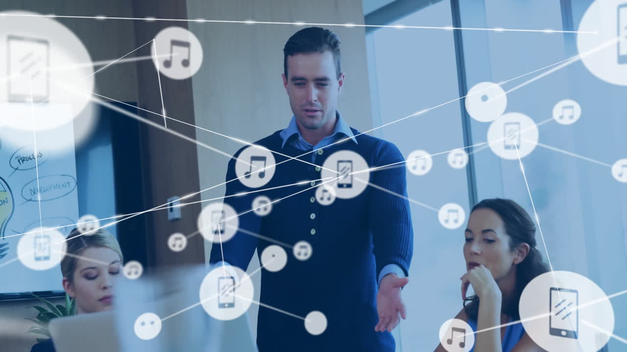 animación de la red de conexiones con dispositivos iconos sobre diversas personas de negocios en la oficina