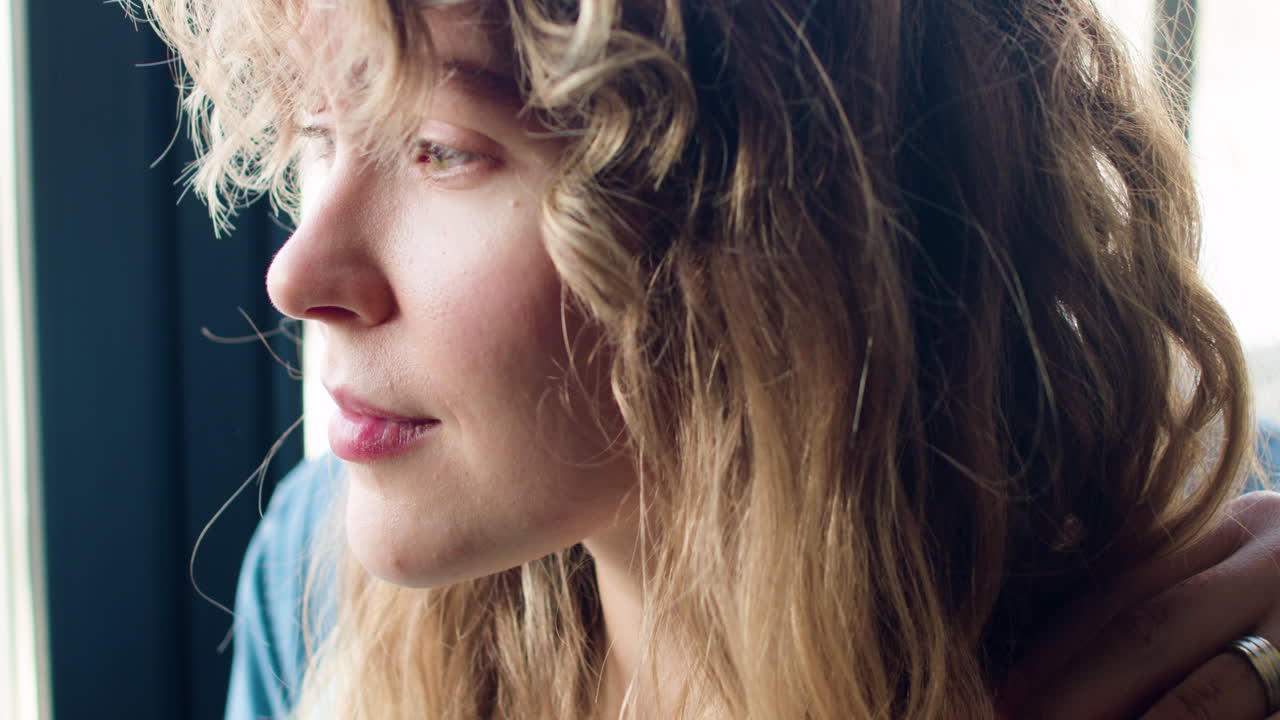 집에서 사랑에 빠진 커플