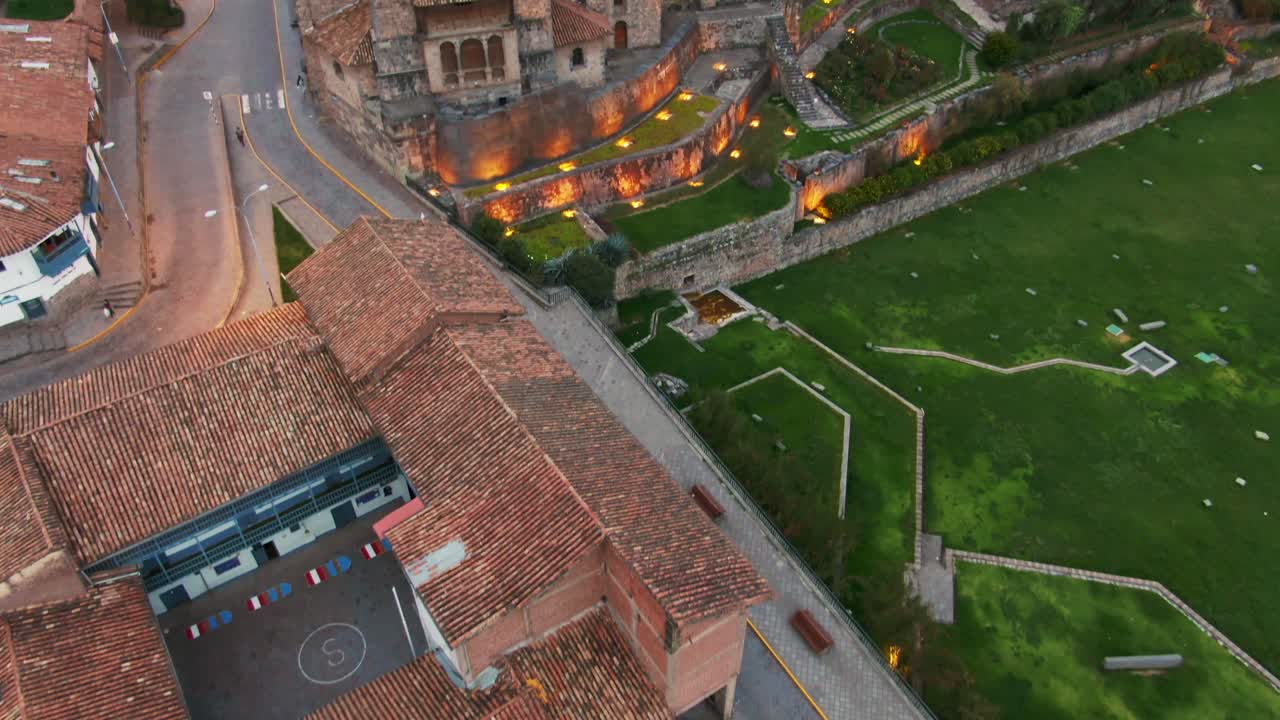 revelación inclinada de coricancha, conocido como el templo del sol en cusco, perú