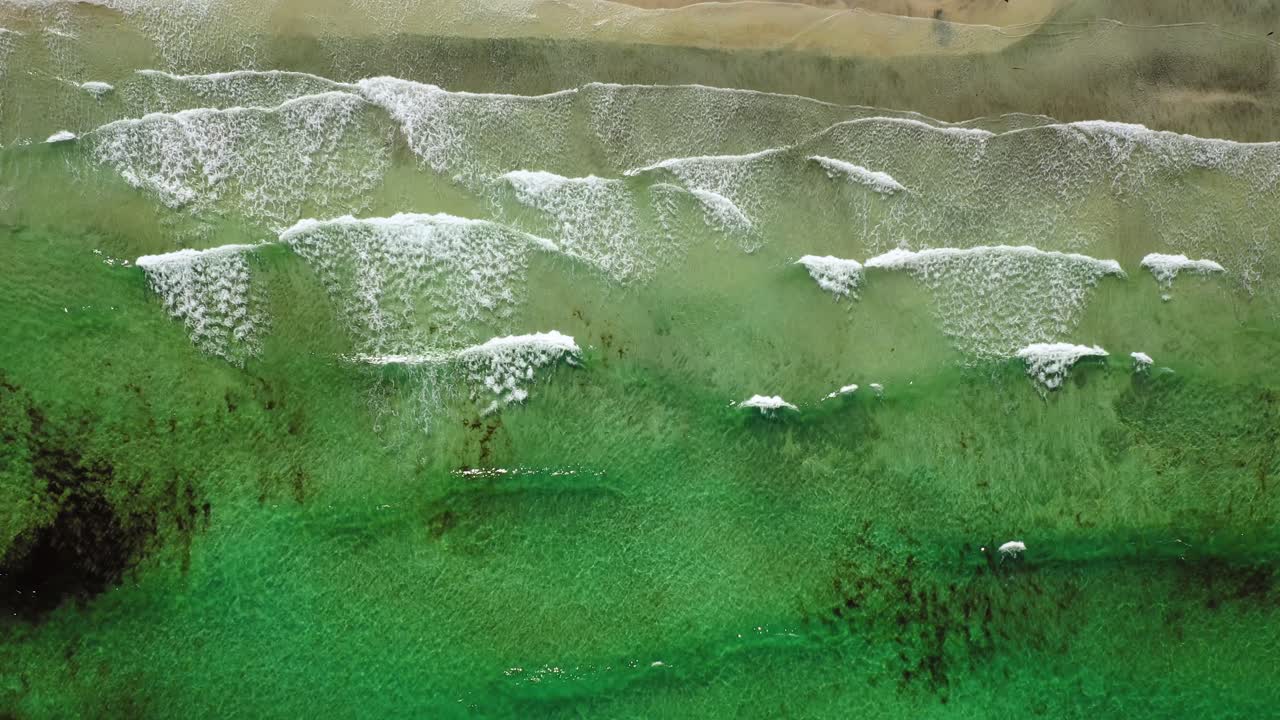 Onda astratta sulla spiaggia del mare, vista dall'alto