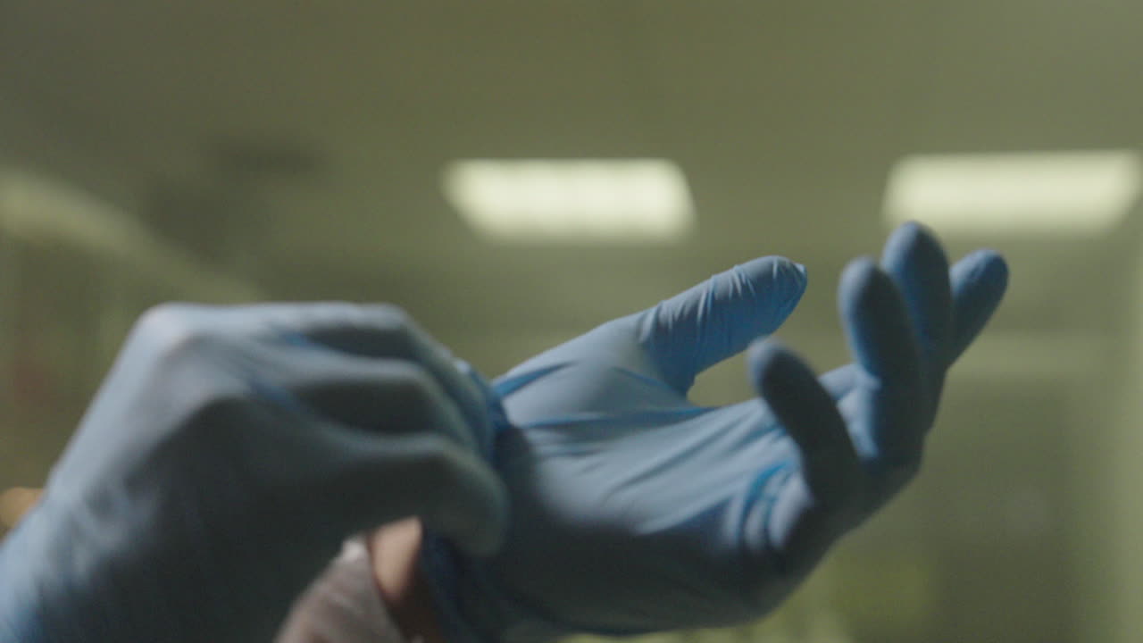 ponerse guantes médicos