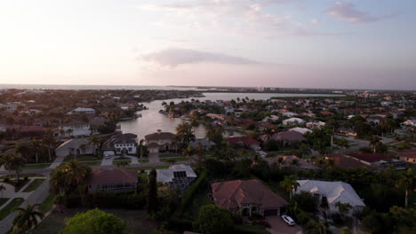 Aéreo-Sobre-La-Ciudad-De-Playa-De-Marco-Island-Flordia-Al-Atardecer