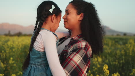 amor, beso y madre y niña en el campo en una granja