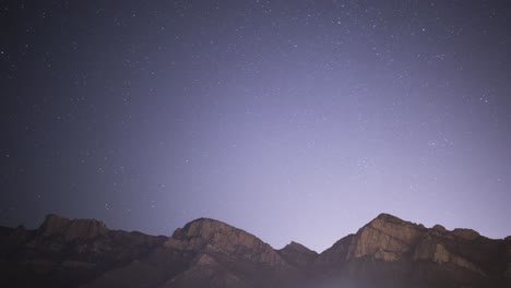 Wunderschöner-Sternenhimmel-Dreht-Sich-Im-Zeitraffer-Bei-Nacht-über-Die-Bergkette