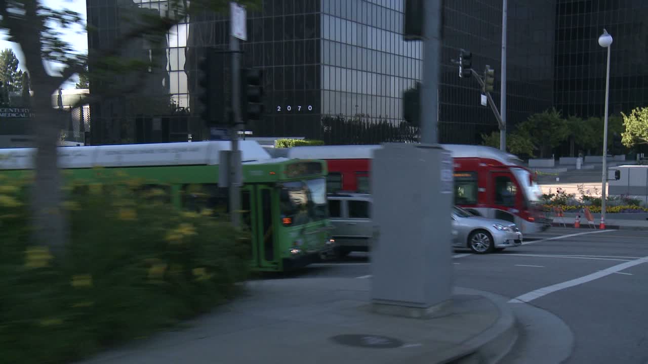 각도 5에서 후면 창을 통해 볼 때 자동차 세기 도시 로스 앤젤레스에서 거리를 따라 여행