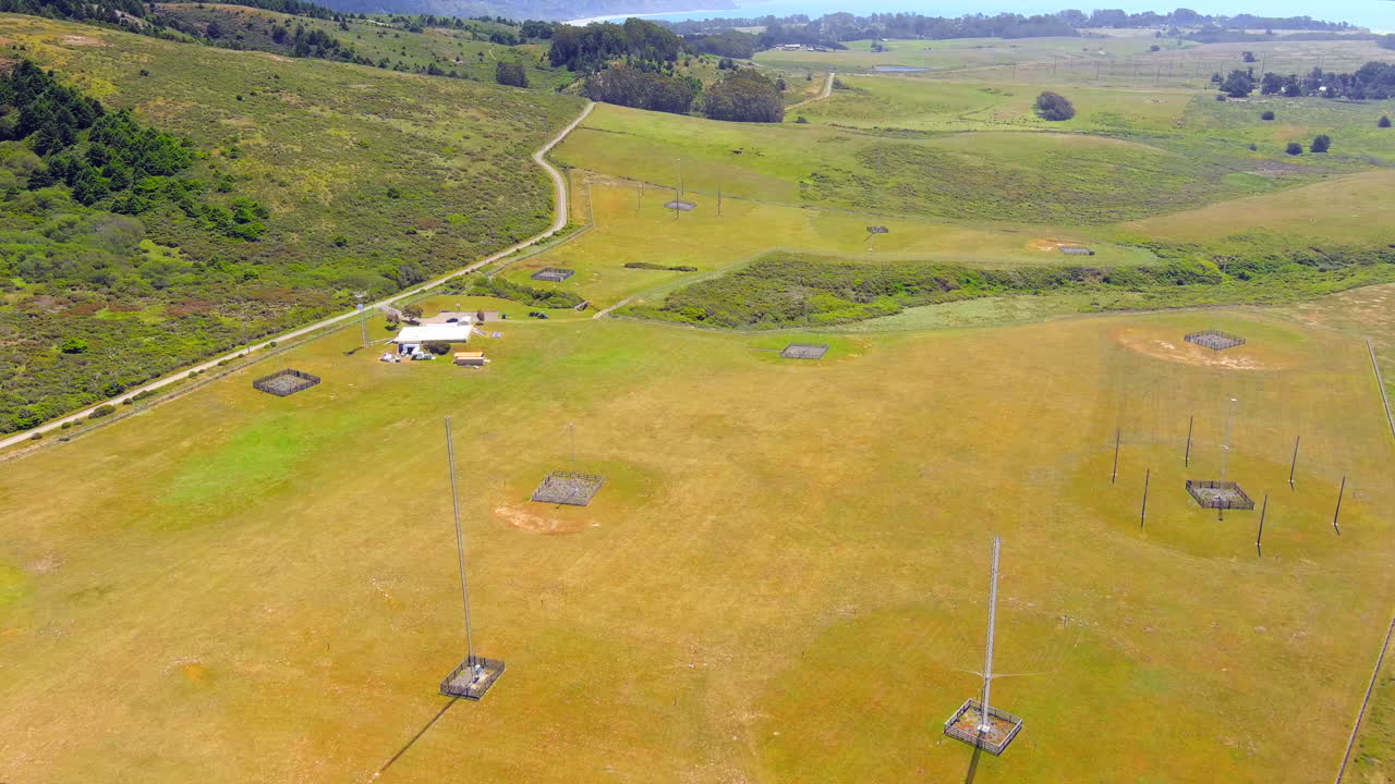 볼리나스 근처의 rca 해변에 있는 캘리포니아 해안을 따라 미국 해안 경비대 방송 및 모니터링 안테나 스테이션 - 공중 비행