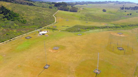 Estación-De-Antena-De-Transmisión-Y-Monitoreo-De-La-Guardia-Costera-Estadounidense-A-Lo-Largo-De-La-Costa-De-California-En-La-Playa-Rca-Cerca-De-Bolinas---Sobrevuelo-Aéreo