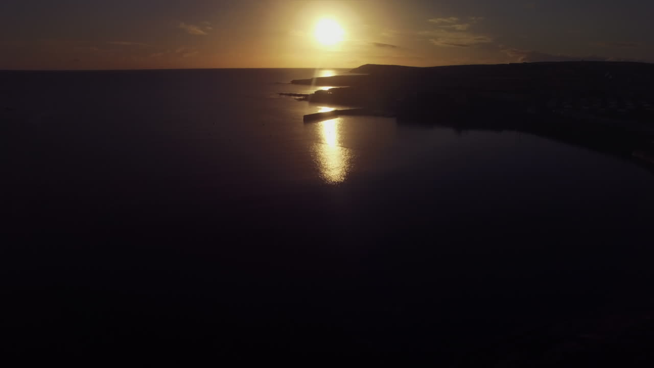 Auringonlasku kauniilla rannalla