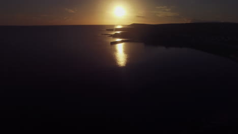 puesta de sol en una hermosa playa