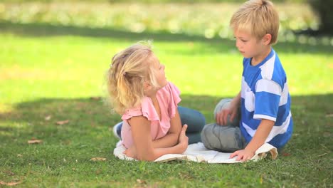 一緒に話している2人の子供