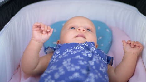 bebé activo de tres meses en cochecito