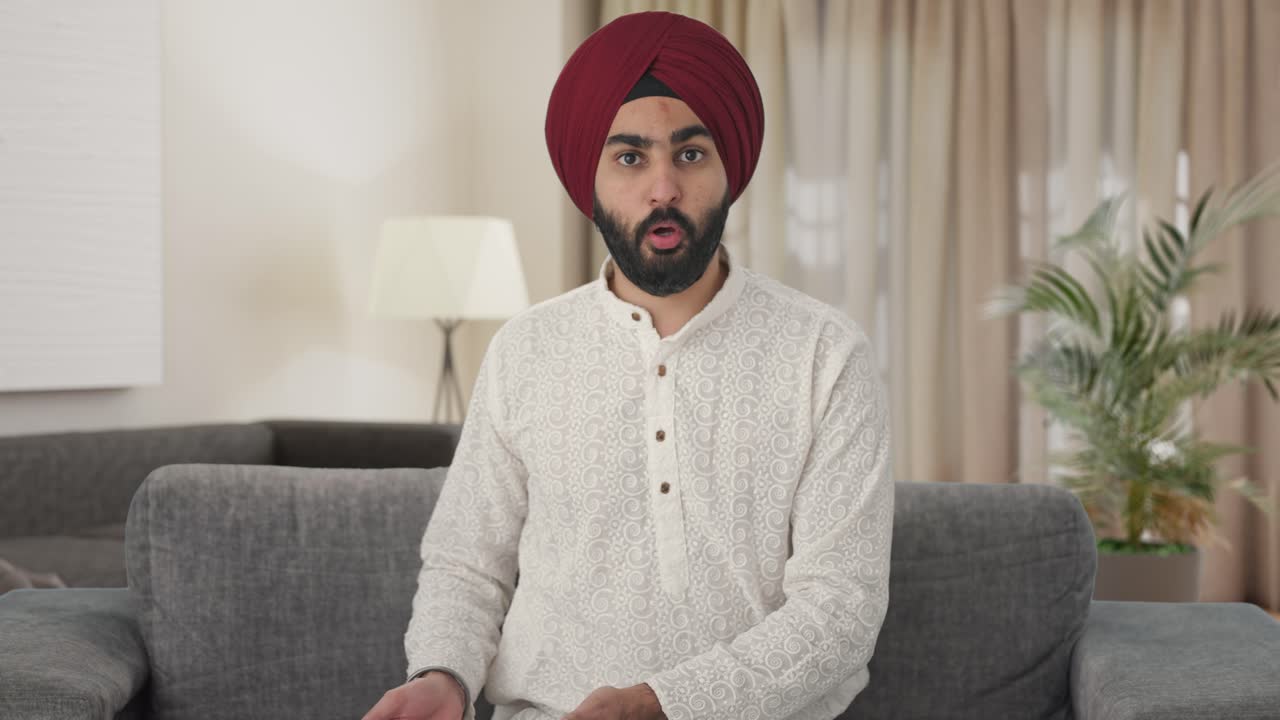 Uomo indiano Sikh arrabbiato che urla a qualcuno