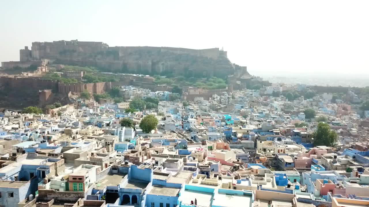 toma aérea de drones de la ciudad azul, jodhpur, rajasthan durante el día