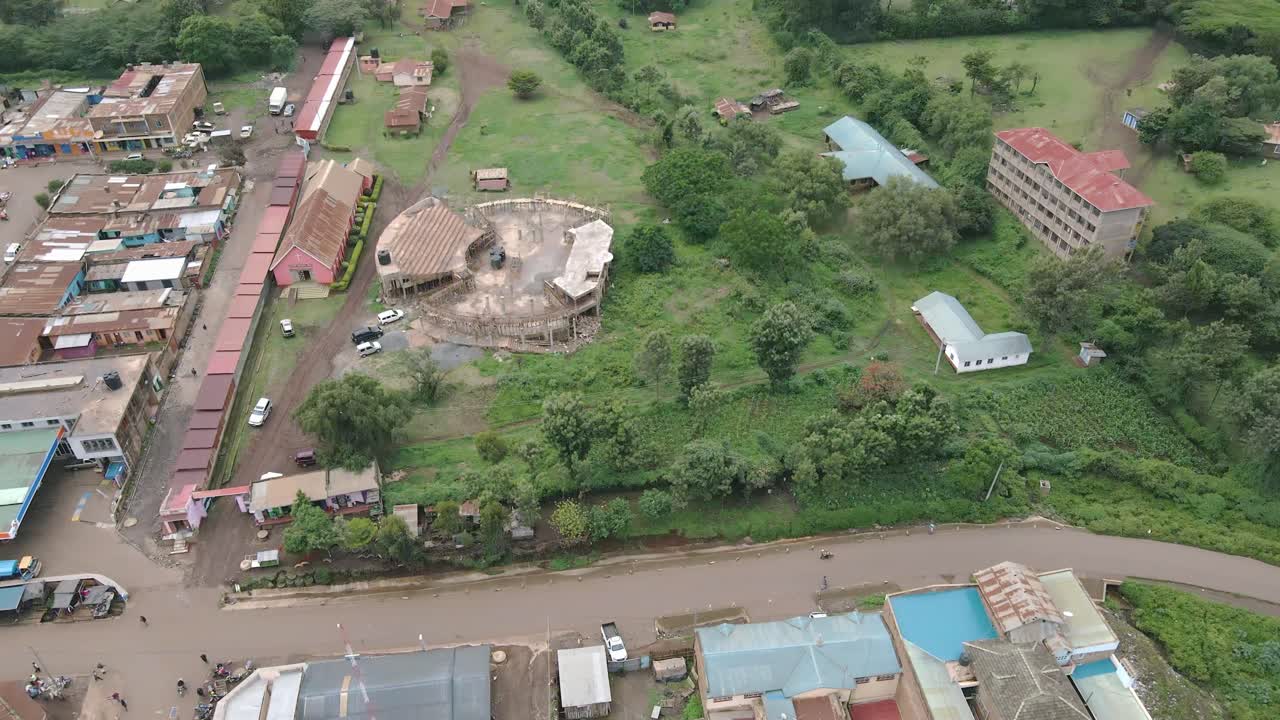 vista aérea del paisaje rural con calles y estructuras antiguas en la ciudad de loitokitok, kenia - toma aérea de drones