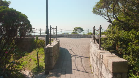 Stetige-Kameraaufnahme-Am-Rand-Der-Victoria-Peak-Gardens-In-Hongkong