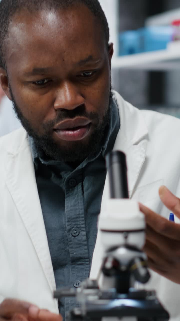 Video verticale Ricercatore farmaceutico che analizza un vetrino di coltura batterica