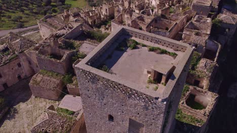 Torre-De-Normanna-En-La-Ciudad-Histórica-De-Craco-Reclamada-Por-La-Naturaleza,-Aérea