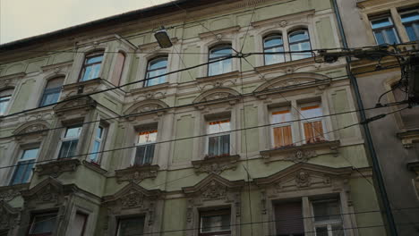 Schöne-Ungarische-Architektur,-Die-Fassade-Eines-Alten-Renovierten-Gebäudes-In-Budapest,-Ungarn,-Das-Äußere-Eines-Wohngebäudes,-Fassadengestaltung,-Große-Fenster,-Später-Nachmittag-In-Der-Stadt