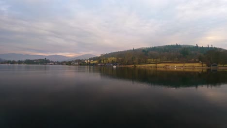 Neblige-Szene-über-Dem-Lake-Windermere-Im-Englischen-Lake-District-Nationalpark