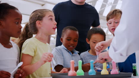 niños realizando experimentos con maestros en el centro de ciencias